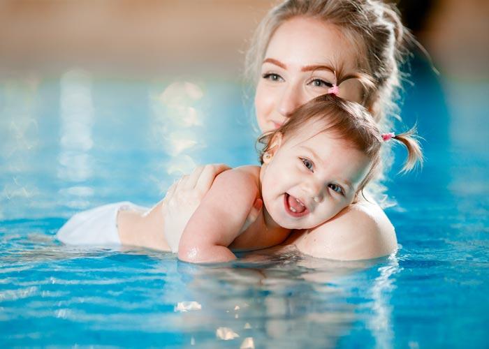 Mor og barn til babysvømning